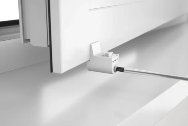 3D assembly instruction animation showing non-invasive installation of Fideli pleated blinds